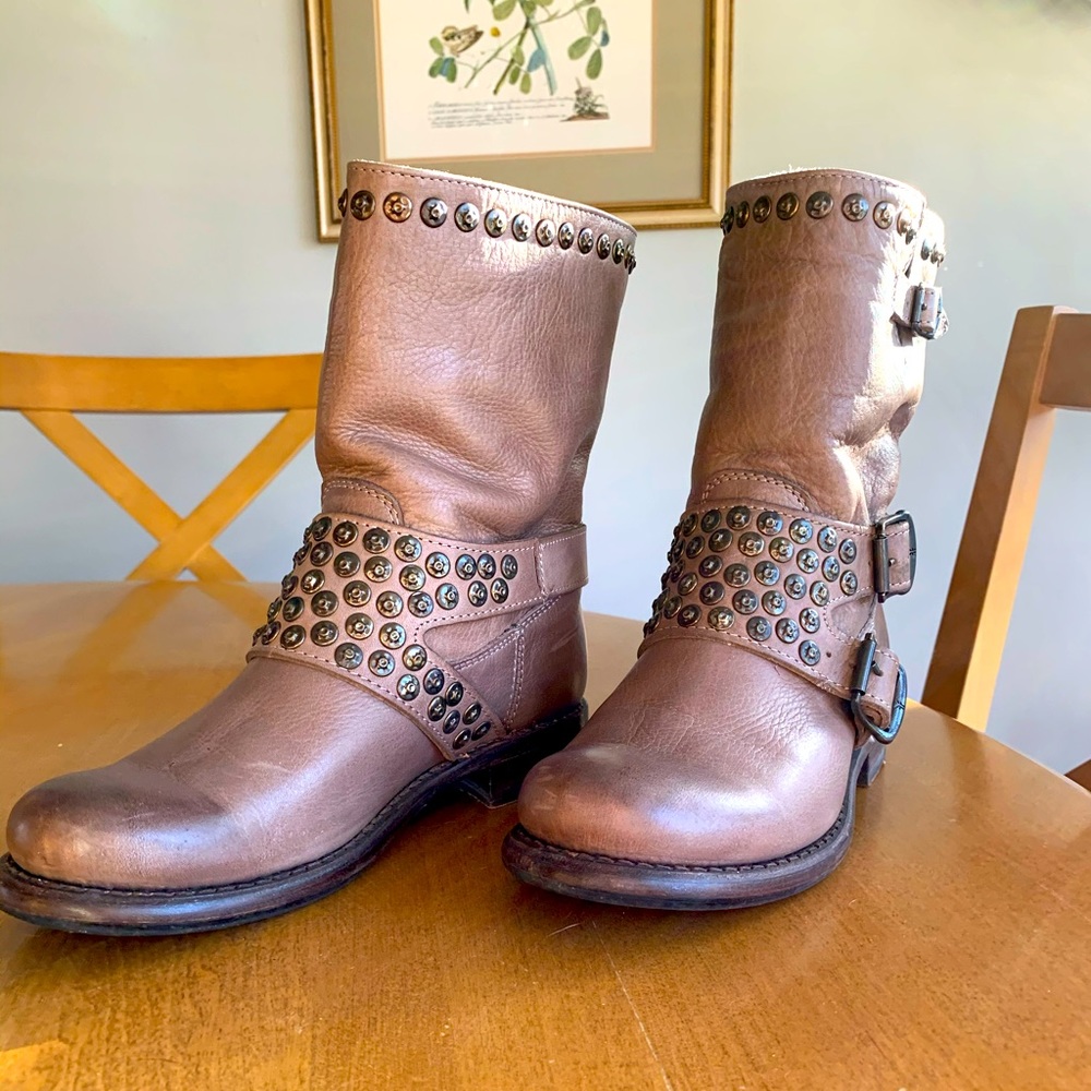 PRETTY 😻 FRYE Jenna Gray Studded Boots Silver Gunmetal Buckle Size 6- NICE! 💕